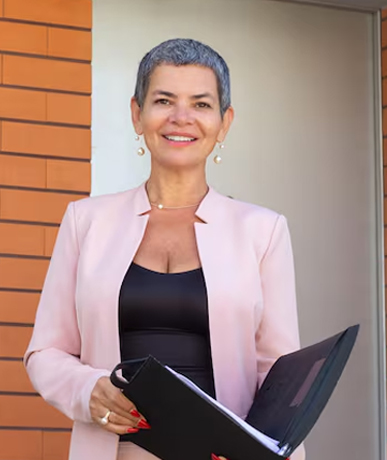 Imagen frontal de mujer elegante con una carpeta en la mano