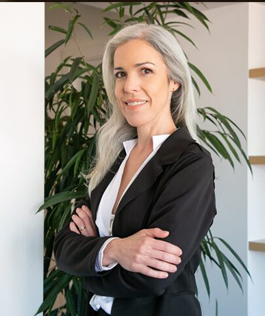 Mujer agente inmobiliario con el pelo cano y vestida elegantemente