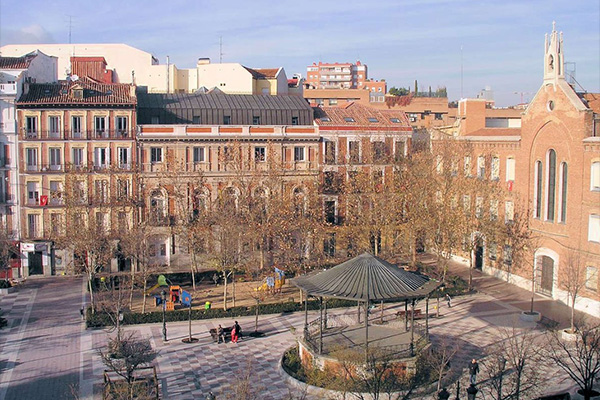 Plaza de Chamberí en Madrid, rodeada de edificios antiguos