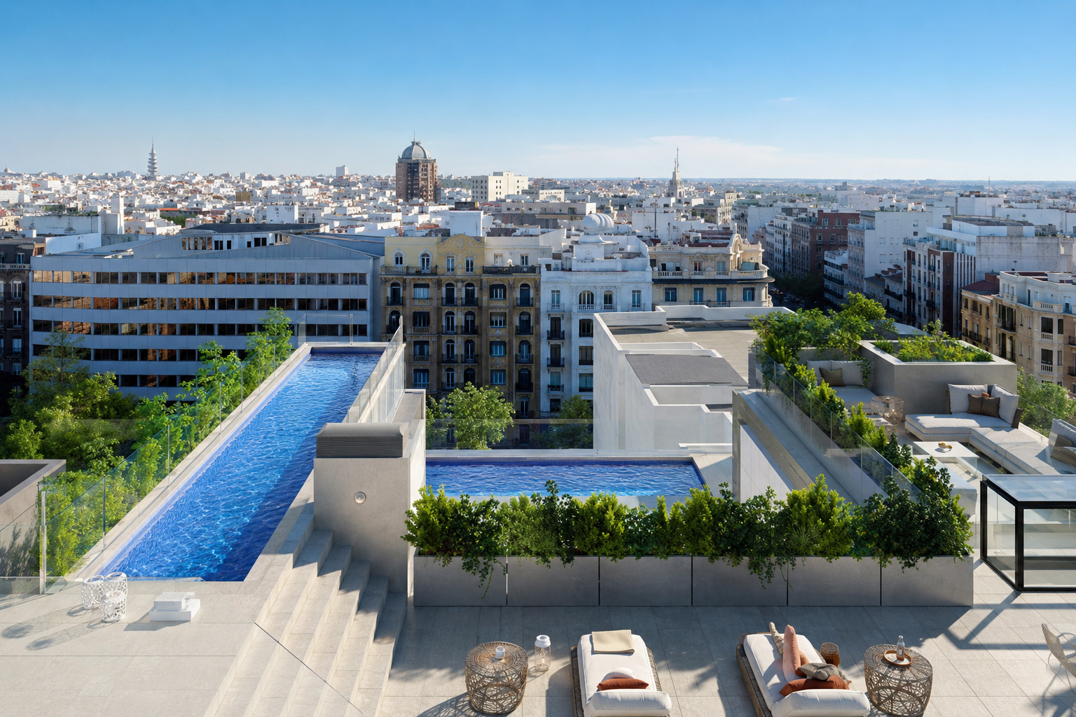 Imagen de una azotea en el barrio de Chamberí con piscinas, tumbonas y vegetación
