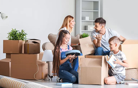 Familia abriendo cajas en una sala amplia de un inmueble