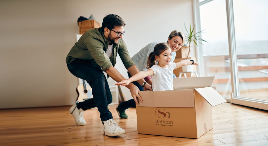 Familia en propiedad inmobiliaria disfrutando junto a una puerta acristalada